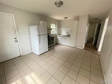 Building Photo - 10073 Royal Dr