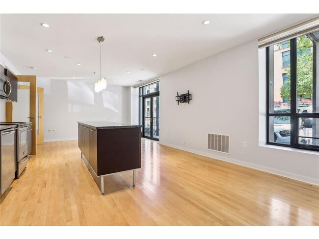 Foto del edificio - 3116 W Lake St