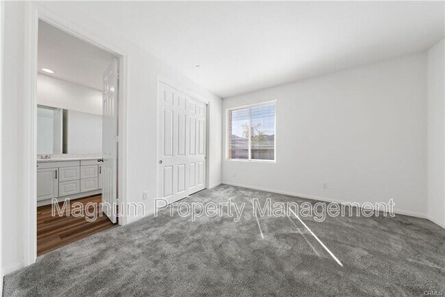 Foto del edificio - 21122 Saratoga Dr