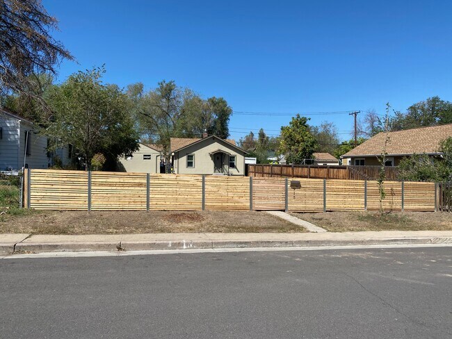 Valla delantera - 915 Irving St
