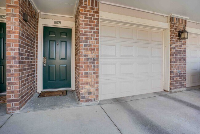 Foto del edificio - Townhouse for Rent in a Gated Community of the Desirable Rock Creek