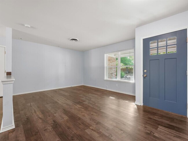 Foto del edificio - 8010 Camden Dr