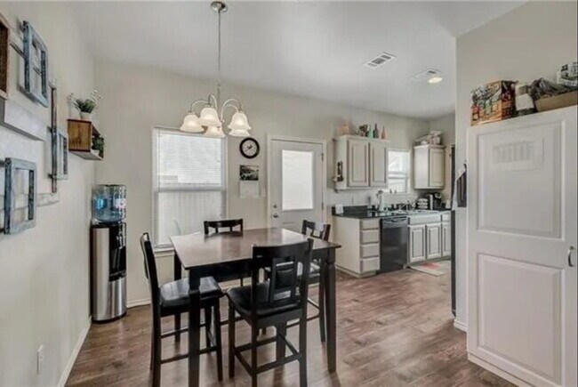 Foto del edificio - "Spacious 3-Bedroom Duplex with Granite To...