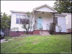Building Photo - 5919 Woodlawn Dr