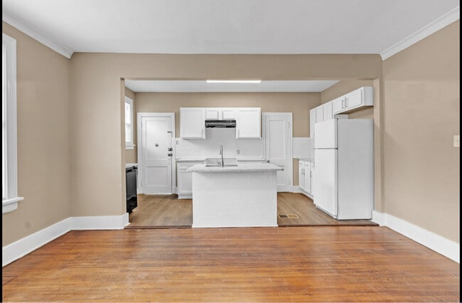Building Photo - 665 E Pkwy S