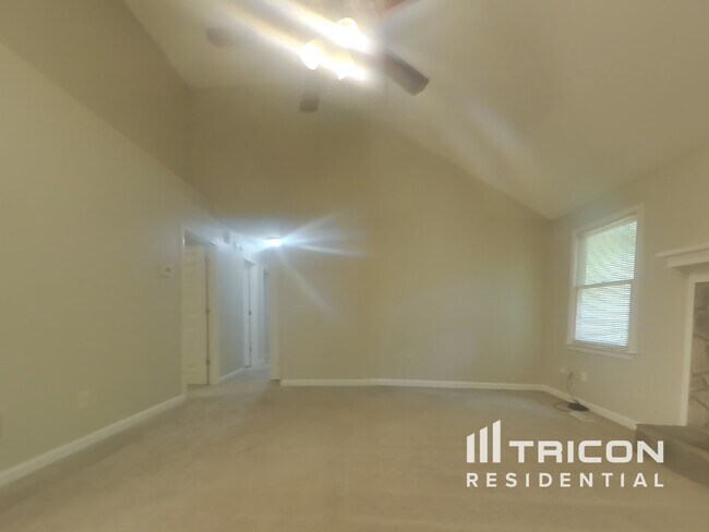Foto del edificio - 1221 Lakeview Pkwy