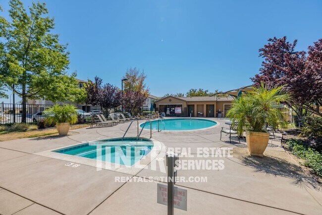 Building Photo - Modern Natomas Townhome with Community pool!