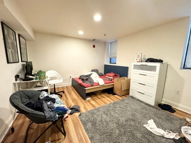 Building Photo - 45 Gainsborough St