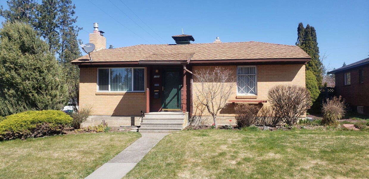 Primary Photo - 3 bedroom, 2 bath home on a corner lot nea...