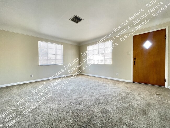 Foto del edificio - Fantastic 3 bed, 2 bath w UTILITIES INCLUDED