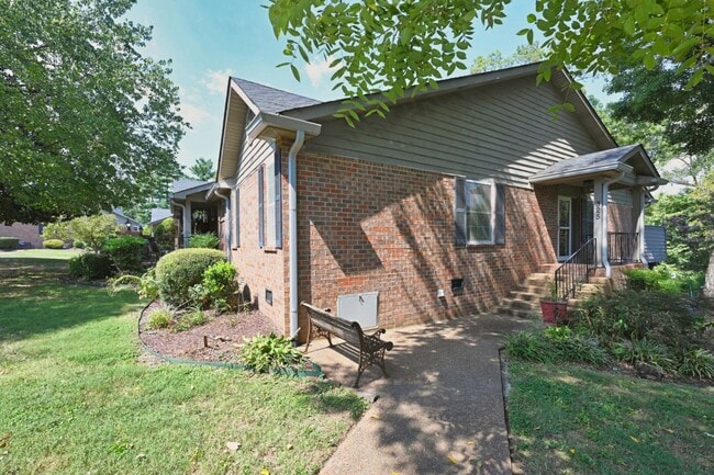 Building Photo - 325 Autumn Chase Dr