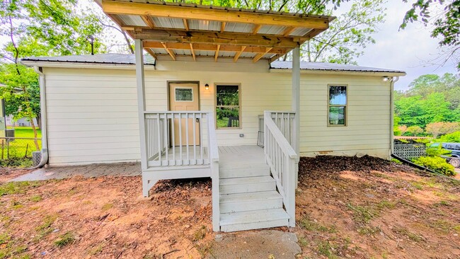 Building Photo - Newly Renovated | Upstairs Duplex | Minute...