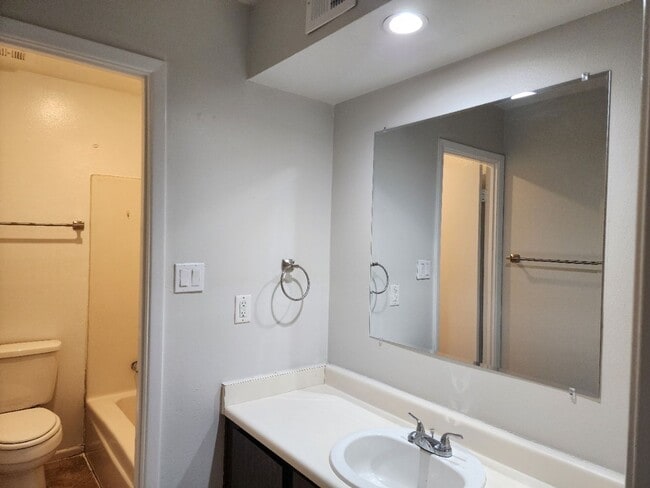 Foto del edificio - 2 bedroom 2 bath home in Villa De Paz golf community