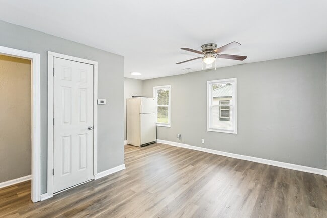 Building Photo - 2925 E Maplewood Dr