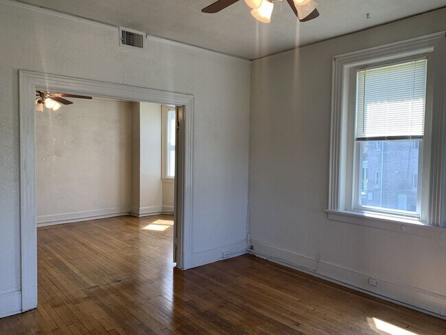 Building Photo - 603 S Davis Ave