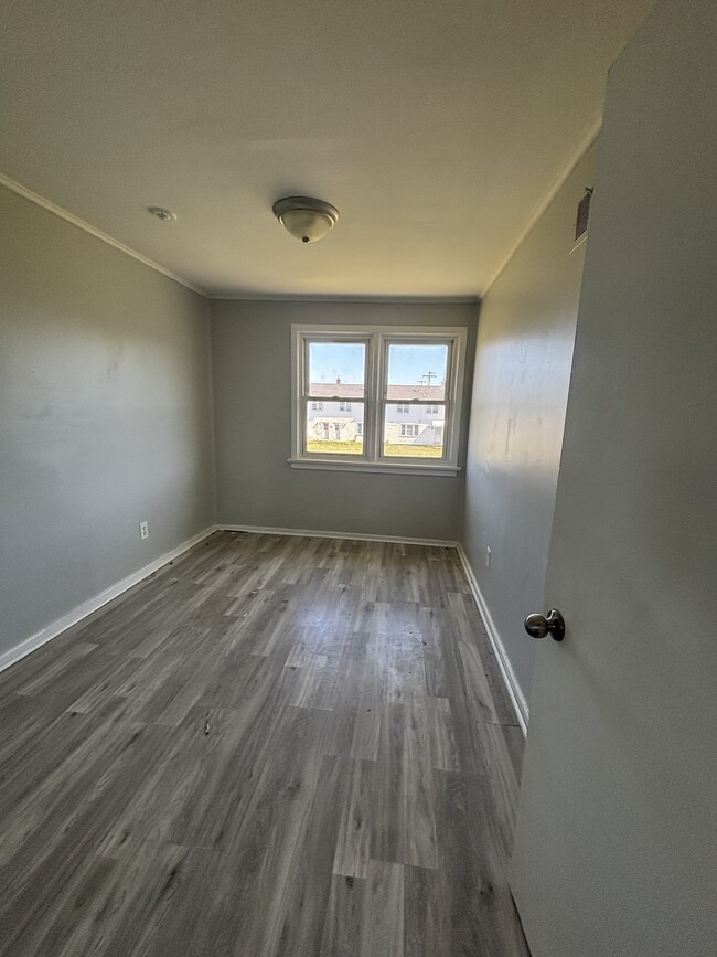 Building Photo - 3 Bedroom Townhome