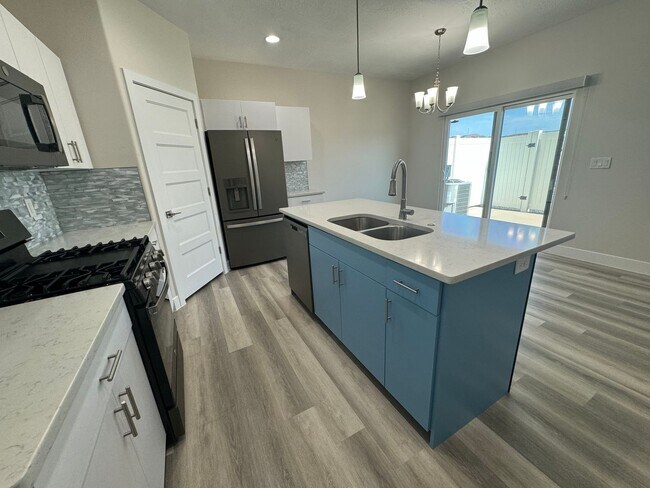 Foto del edificio - End Unit! 3 Bed Townhome!!