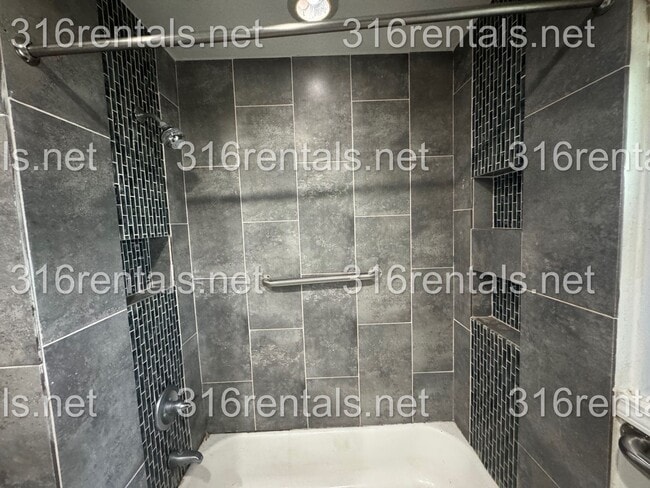 Building Photo - $999 - 4 bed 2 bath - Single Family Home