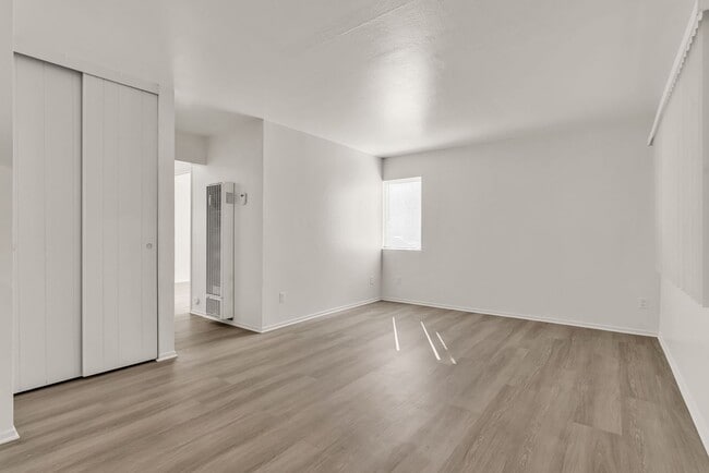 Foto del edificio - This is a large 2-bdr in a convenient, Freshly painted, updated kitchen counter tops and cabinets