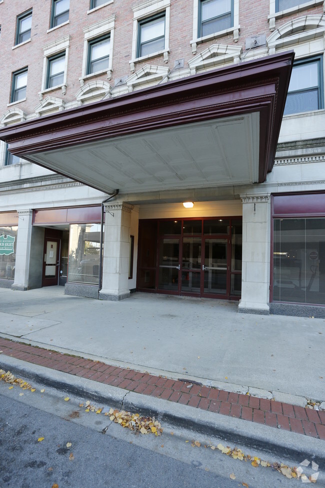 Foto del edificio - Historic Louis Joliet Apartments