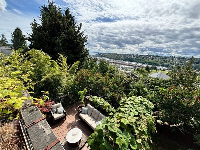 Building Photo - 4Bd/2.75Ba Seattle Home