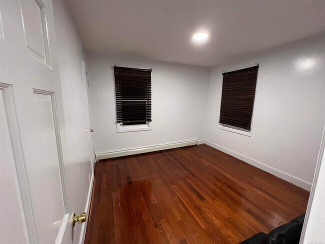 Foto del edificio - 89-12 237th St