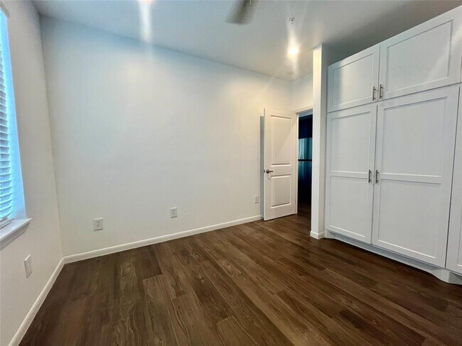 Building Photo - 1924 Calumet St