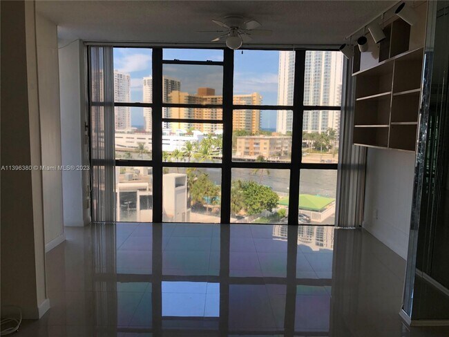Foto del edificio - 800 Parkview Dr