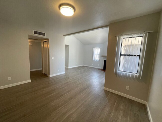 Foto del edificio - Lovely 2 Bedroom 2 Bath with Fireplace!