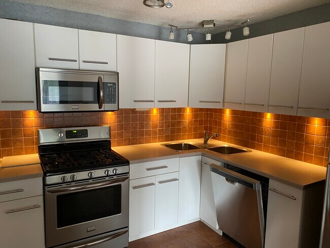Kitchen - 39 Holly Ct