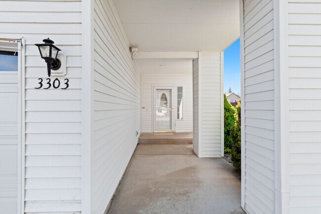 Foto del edificio - 4 bedroom 3 bath home with 3 car garage in Cheney