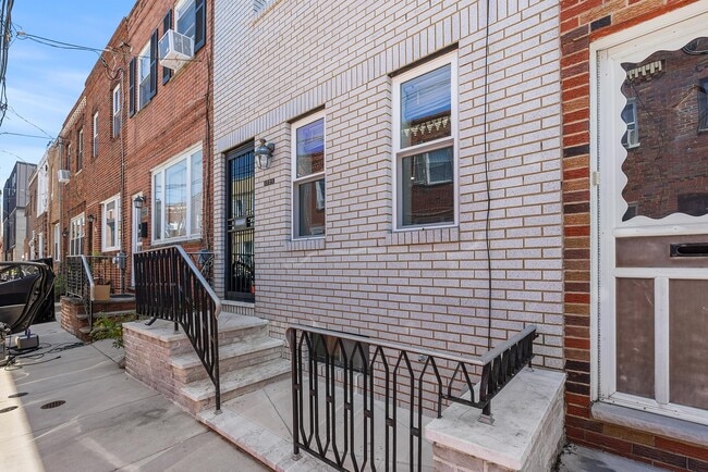 Building Photo - 1725 S Iseminger St