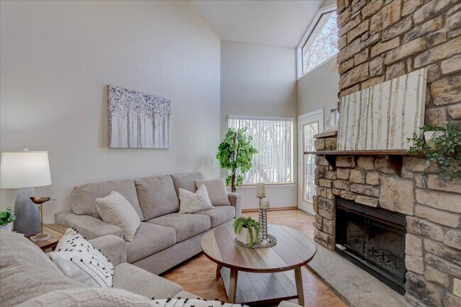 Foto del edificio - 2-Story Condo, Wood Flrs Wood FP