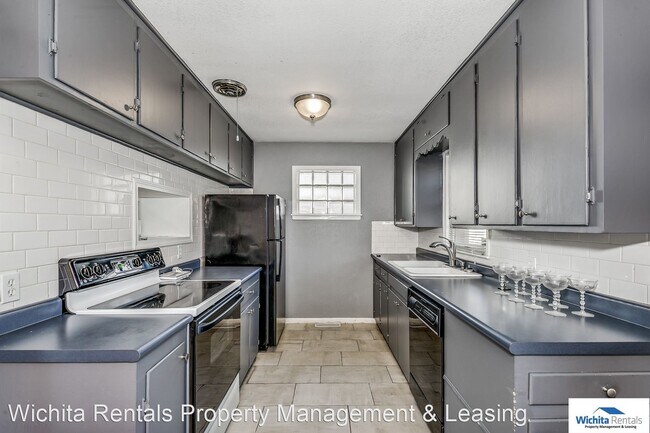 Building Photo - 3 br, 2 bath House - 822 S. Whittier St.