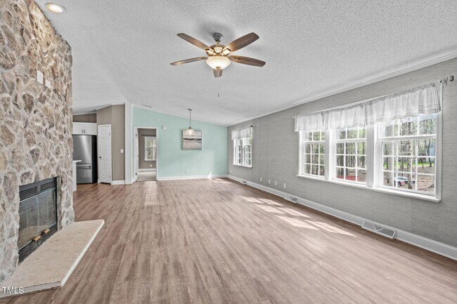 Building Photo - Available Now! Renovated 3 Bed, 2 Ba in Pr...