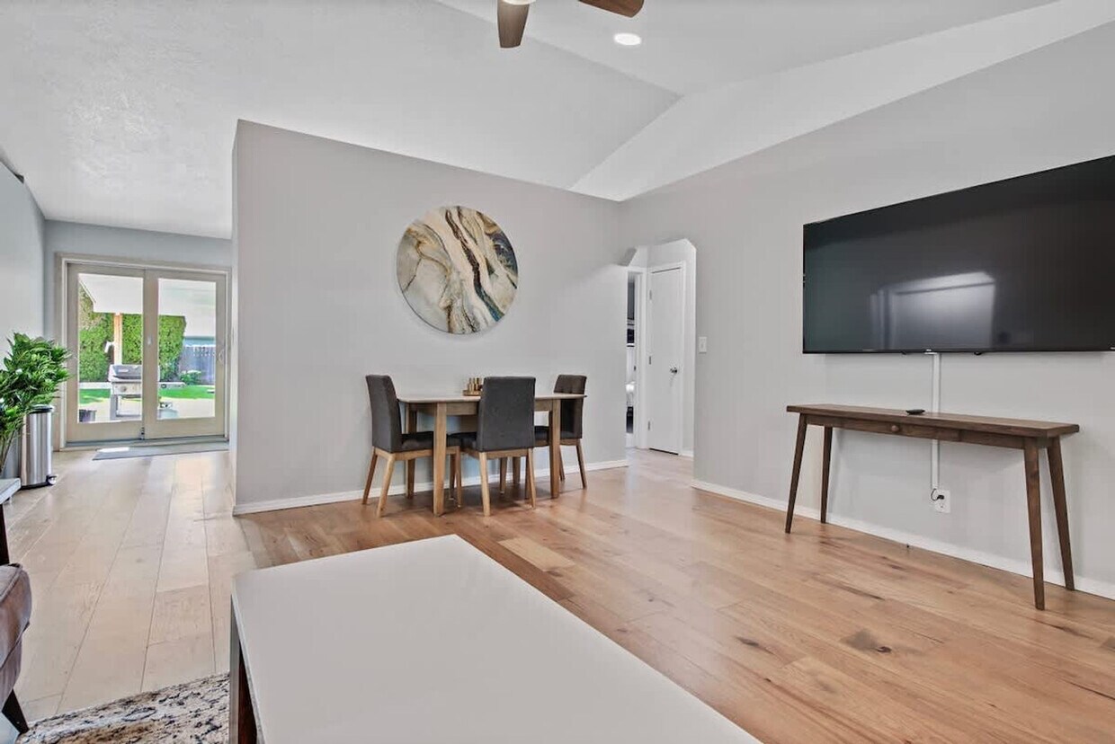 Foto principal - 925 N Stonehenge Way