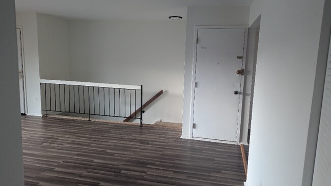 Foto del edificio - 1204 N Oaks Blvd