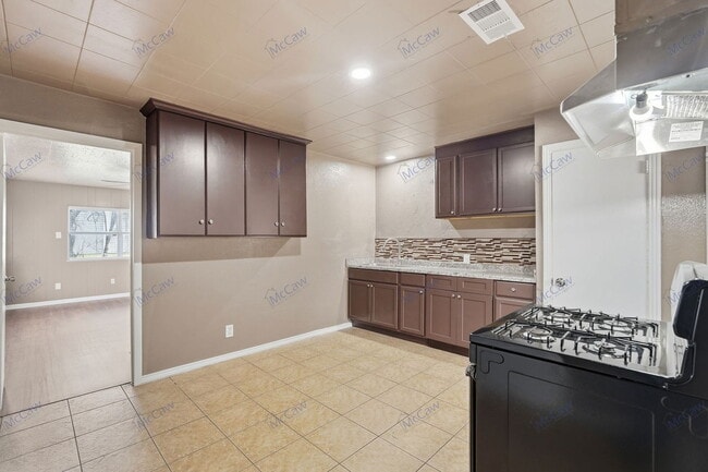 Building Photo - 3130 S Llewellyn Ave