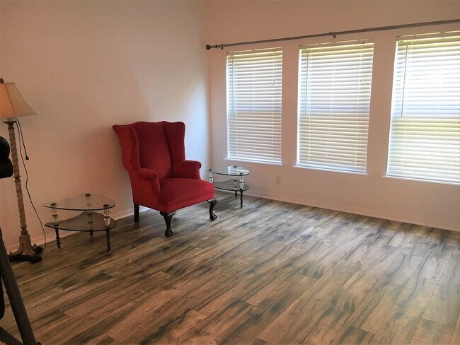 Foto del edificio - 81 Hannah Cole Dr