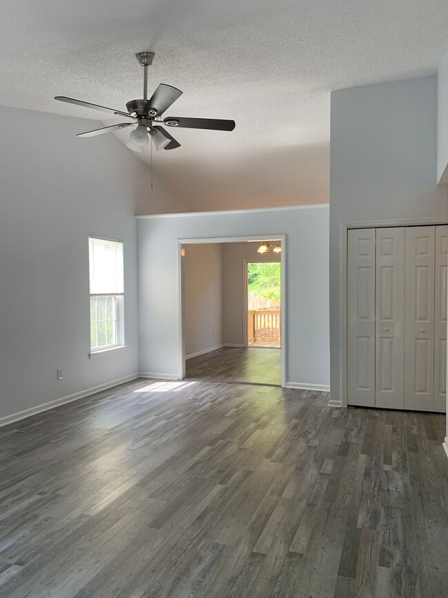 Building Photo - 211 Friendly Ln
