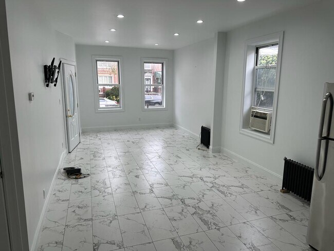Building Photo - 454 Avenue Y