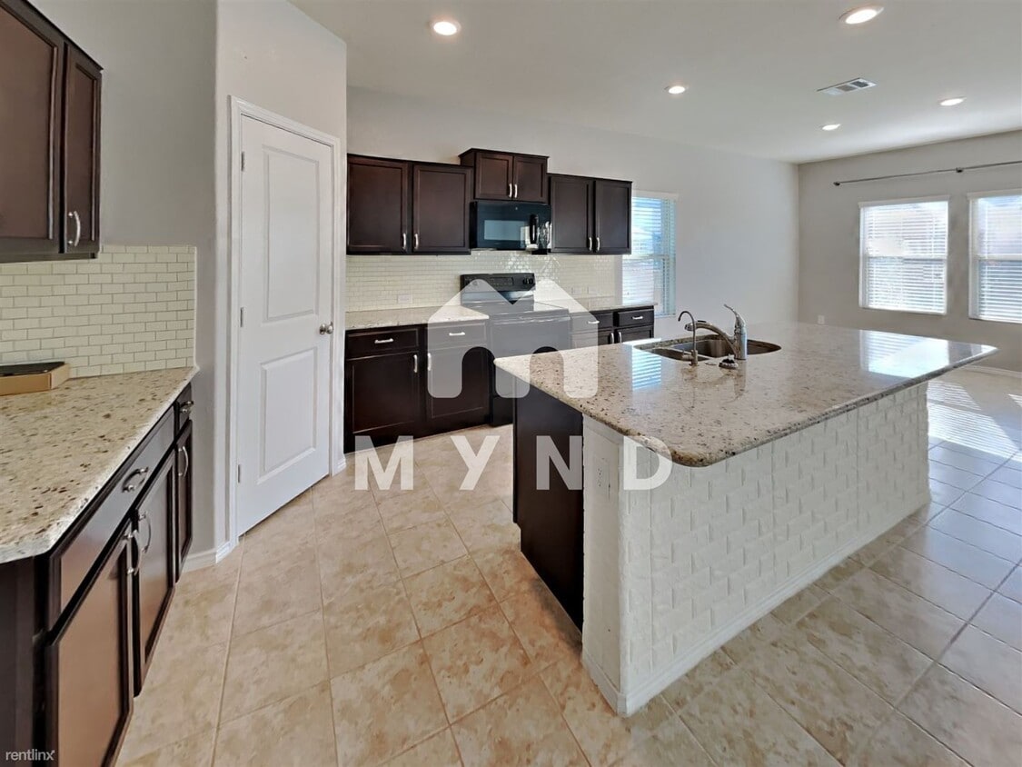 Foto principal - 5 br, 3 bath House - 1016 Wolcott Dr