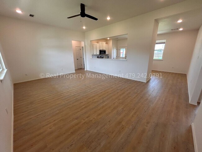 Foto del edificio - COMING IN JULY! GORGEOUS home in Pocola 3 ...