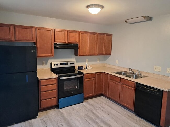 Building Photo - Great Townhome