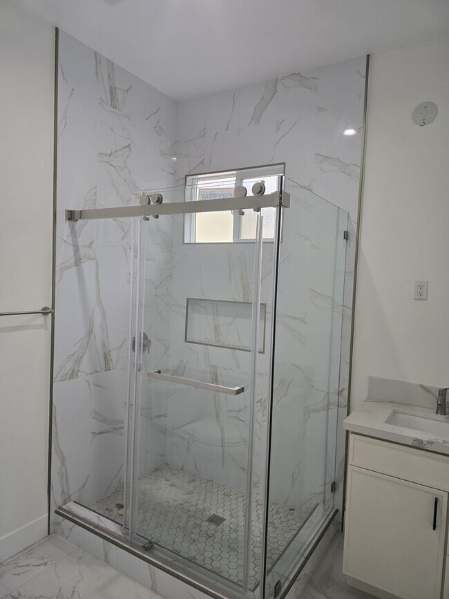 Foto del edificio - Newly Built Spacious 4 Bed/4 Bath Home in Garden Grove for Lease