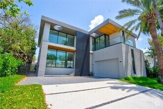 Building Photo - 735 Fernwood Rd