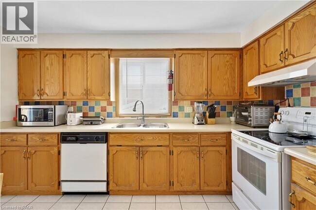 Building Photo - 109 Holm St