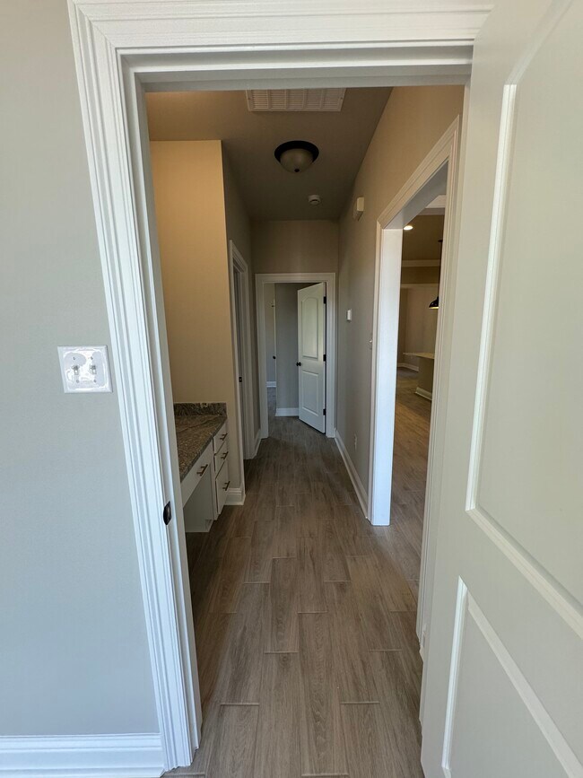 Building Photo - 785 Crozier Dr