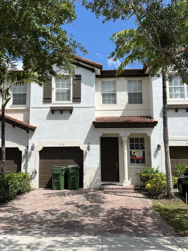 Front View - 938 NE 29th Ter Townhome