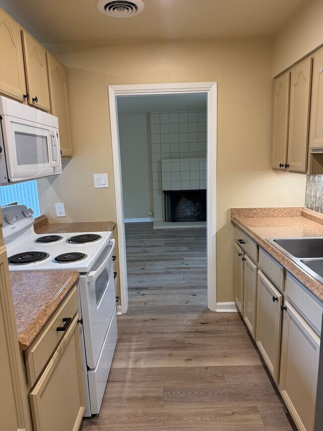 Building Photo - BEAUTIFULLY REMODELED 2 BEDROOM IN CARMICHAEL